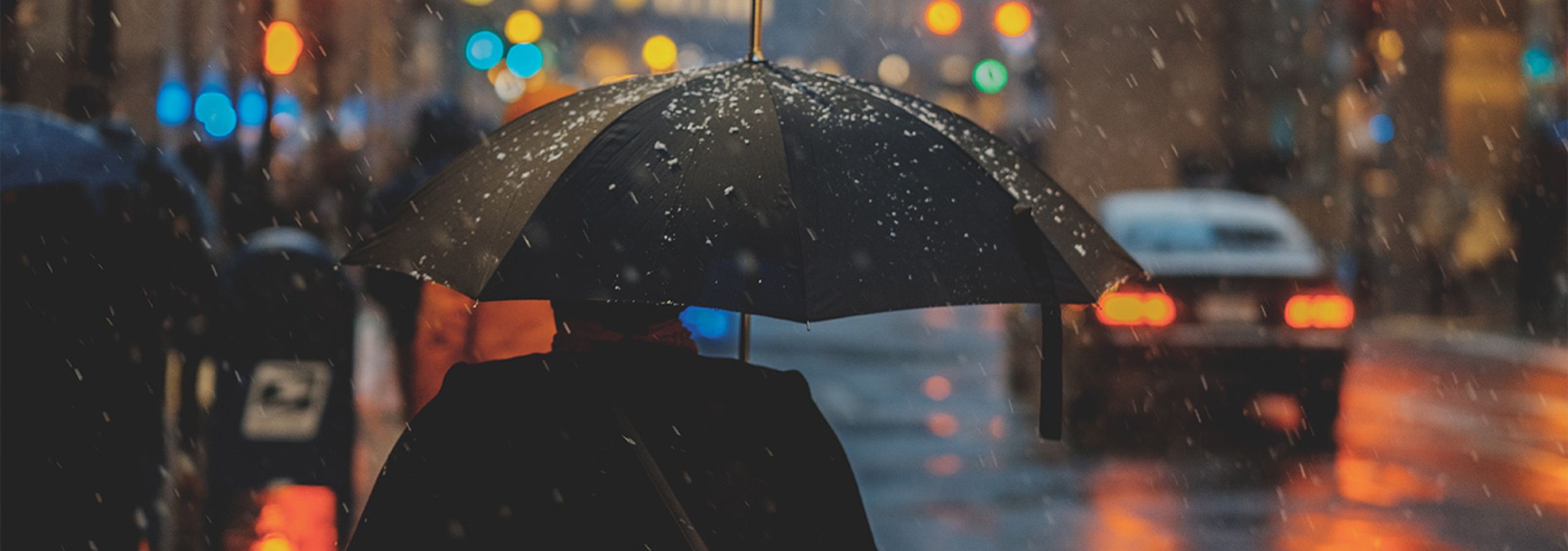 persona con paraguas protegiéndose del mal clima